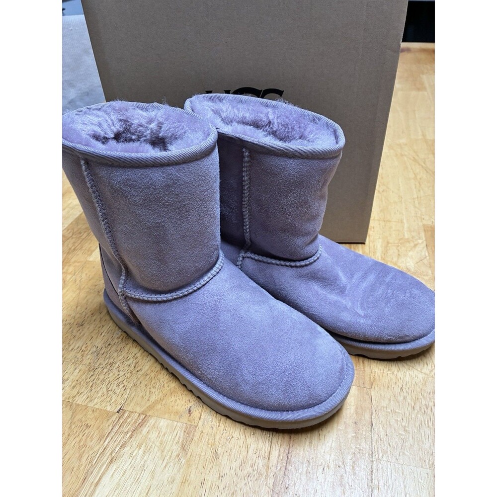 UGG Kids Classic Boots Size 5 Shad Purple New In Box